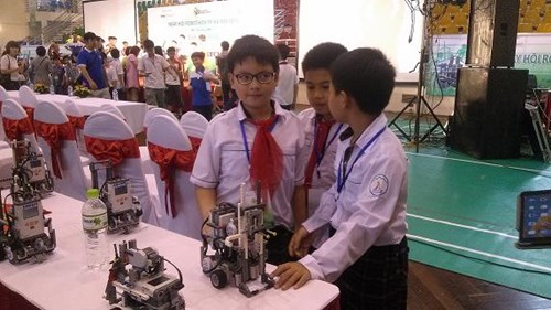 Hình ảnh học sinh trường TH Đô thị Sài Đồng trong Ngày hội Robothon Thành phố Hà Nội 2015